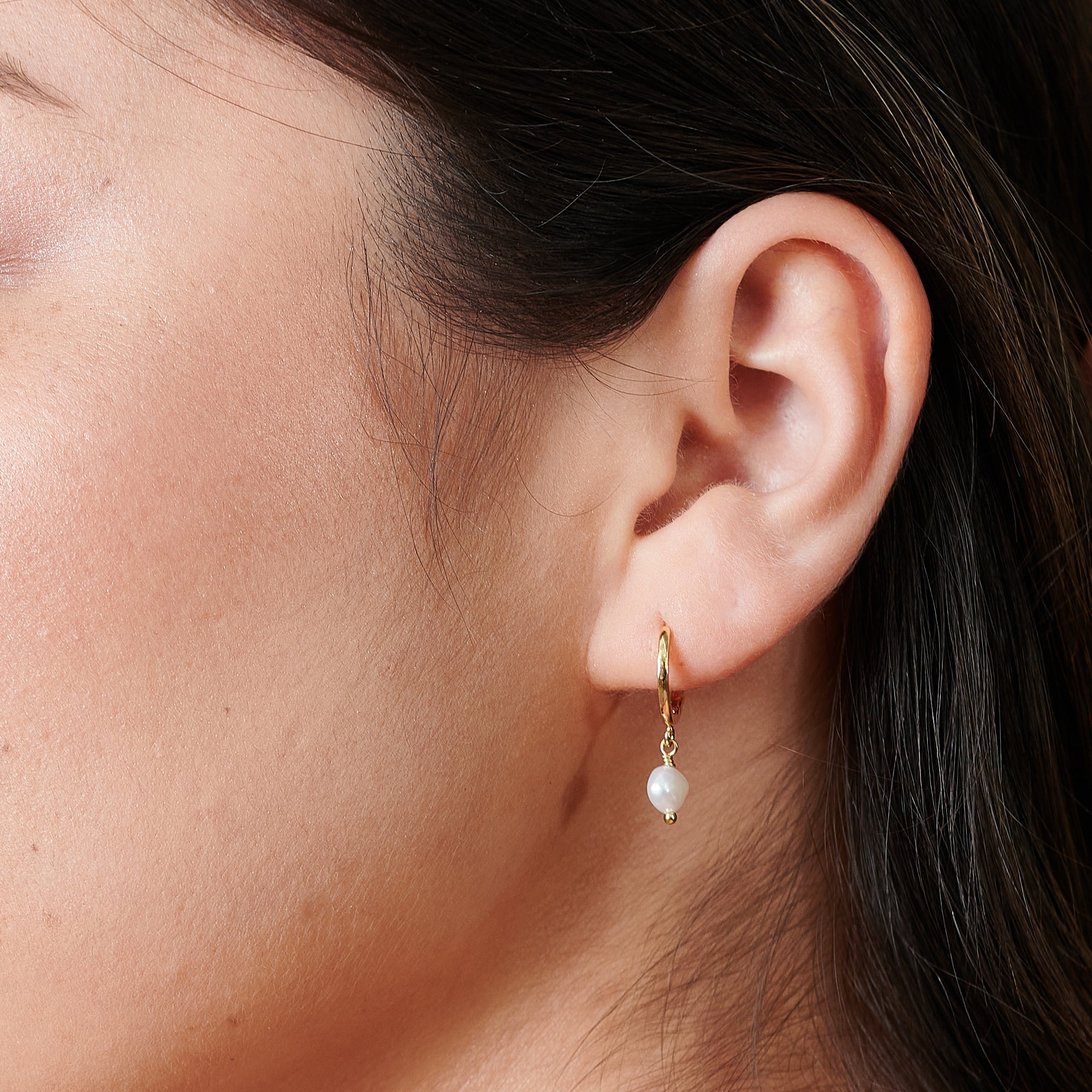 Gold Pearl Huggie Hoop Earrings - HLcollection - Handmade Gold and Silver Jewelry