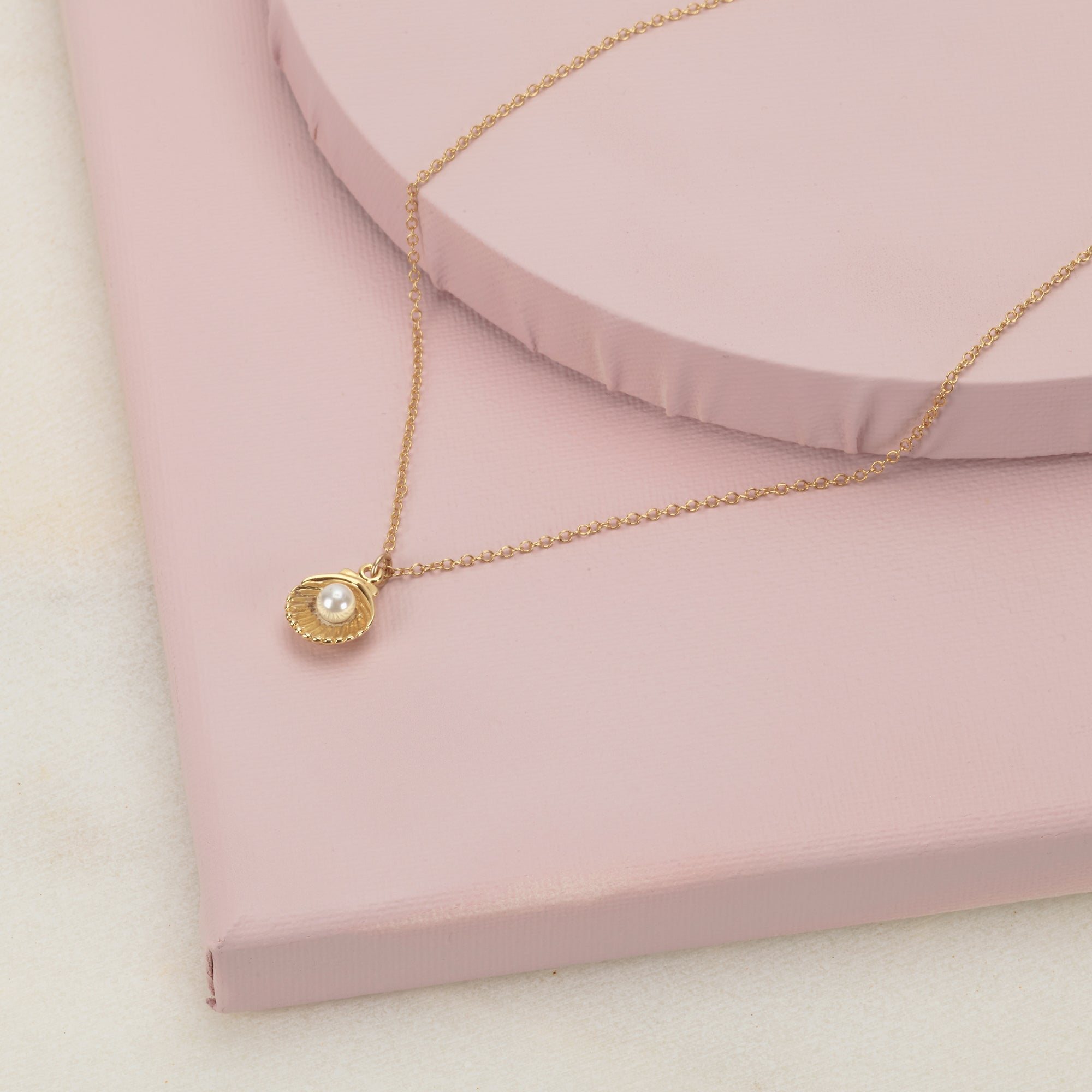 Gold Shell Pendant with Pearl Necklace - HLcollection - Handmade Gold and Silver Jewelry
