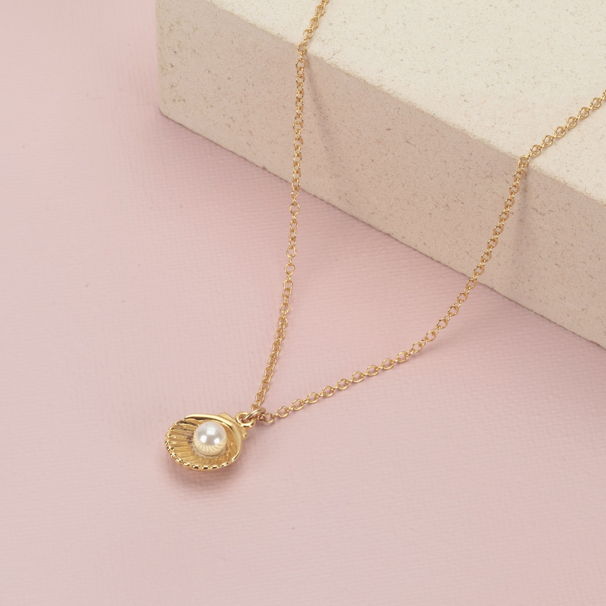Gold Shell Pendant with Pearl Necklace - HLcollection - Handmade Gold and Silver Jewelry