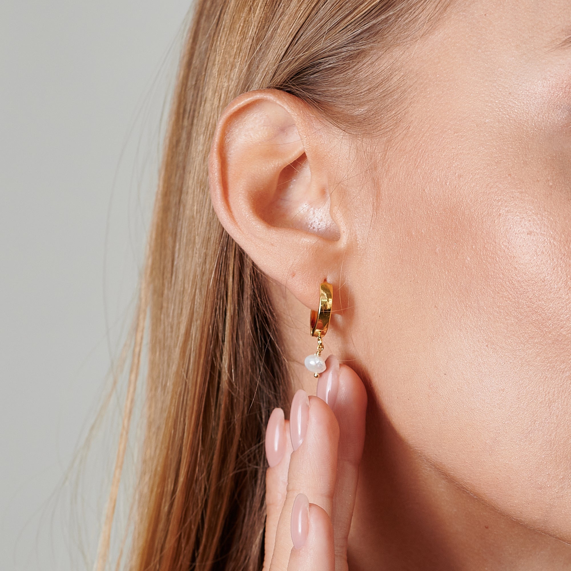 Hoop Pearl Huggie Earrings - HLcollection - Handmade Gold and Silver Jewelry