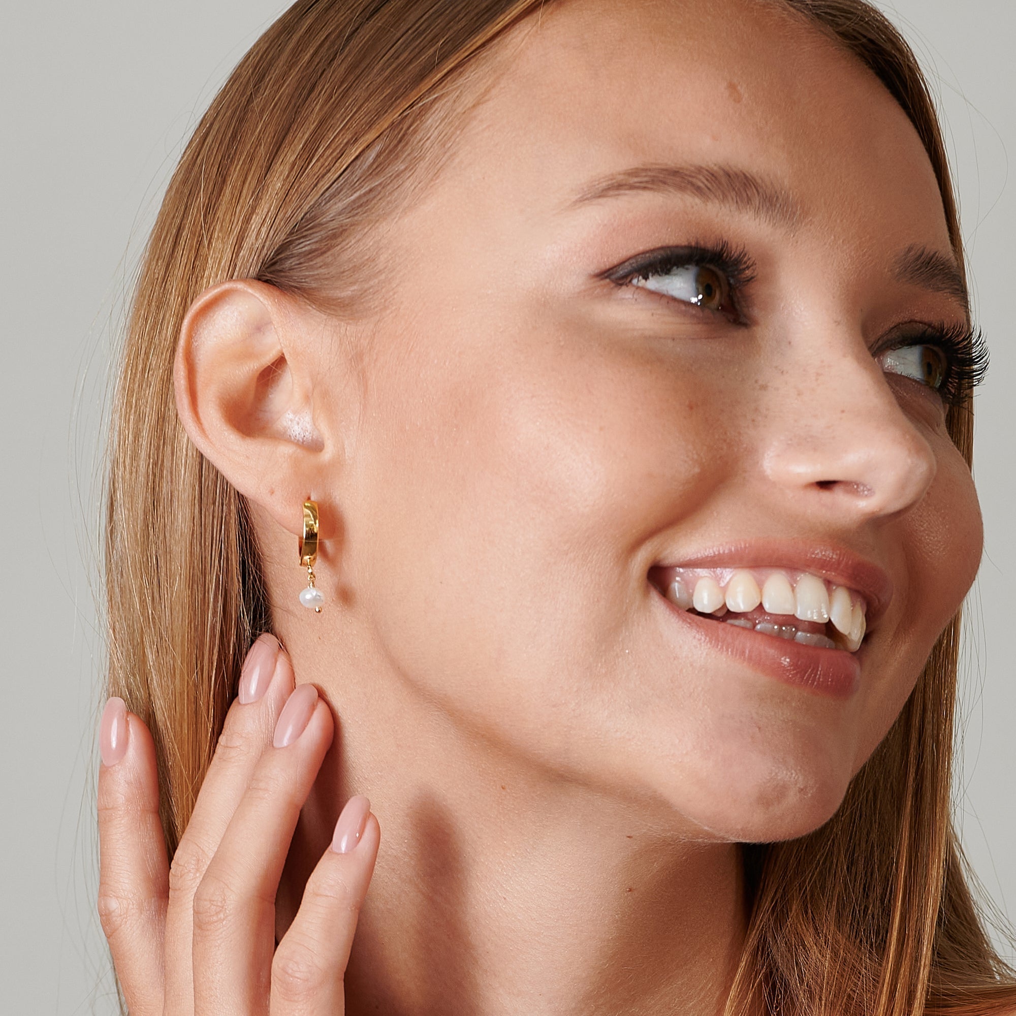 Hoop Pearl Huggie Earrings - HLcollection - Handmade Gold and Silver Jewelry